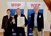 Der Preisträger Rolf Hoffmann mit Verlagsleiter Michael Steinert und Kreussler-Vertreterin Katja Pryss (copyright Uwe Schön, WRP)