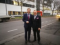 Bürgermeister und Wirtschaftsdezernent Dr. Oliver Franz und Dr. Stephan Travers (von links) vor dem neuen Kreussler-Gebäude | © Wirtschaftsförderung